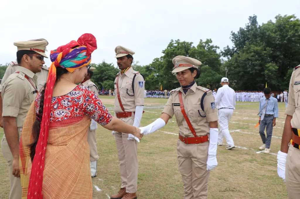 कलेक्टर ने स्कूली बच्चों के साथ मनाया स्वतंत्रता दिवस | New India Times