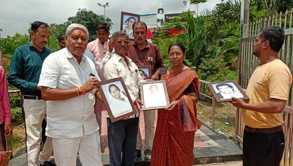 पूर्व निगम अध्यक्ष श्री मनोज तारवाला ने भाजपा कार्यकर्ताओं के साथ अटल स्मृति स्थल पहुंचकर पूर्व पीएम स्वर्गीय अटल बिहारी वाजपेयी जी की समाधि पर श्रद्धा सुमन के पुष्प अर्पित कर दी श्रद्धांजलि | New India Times