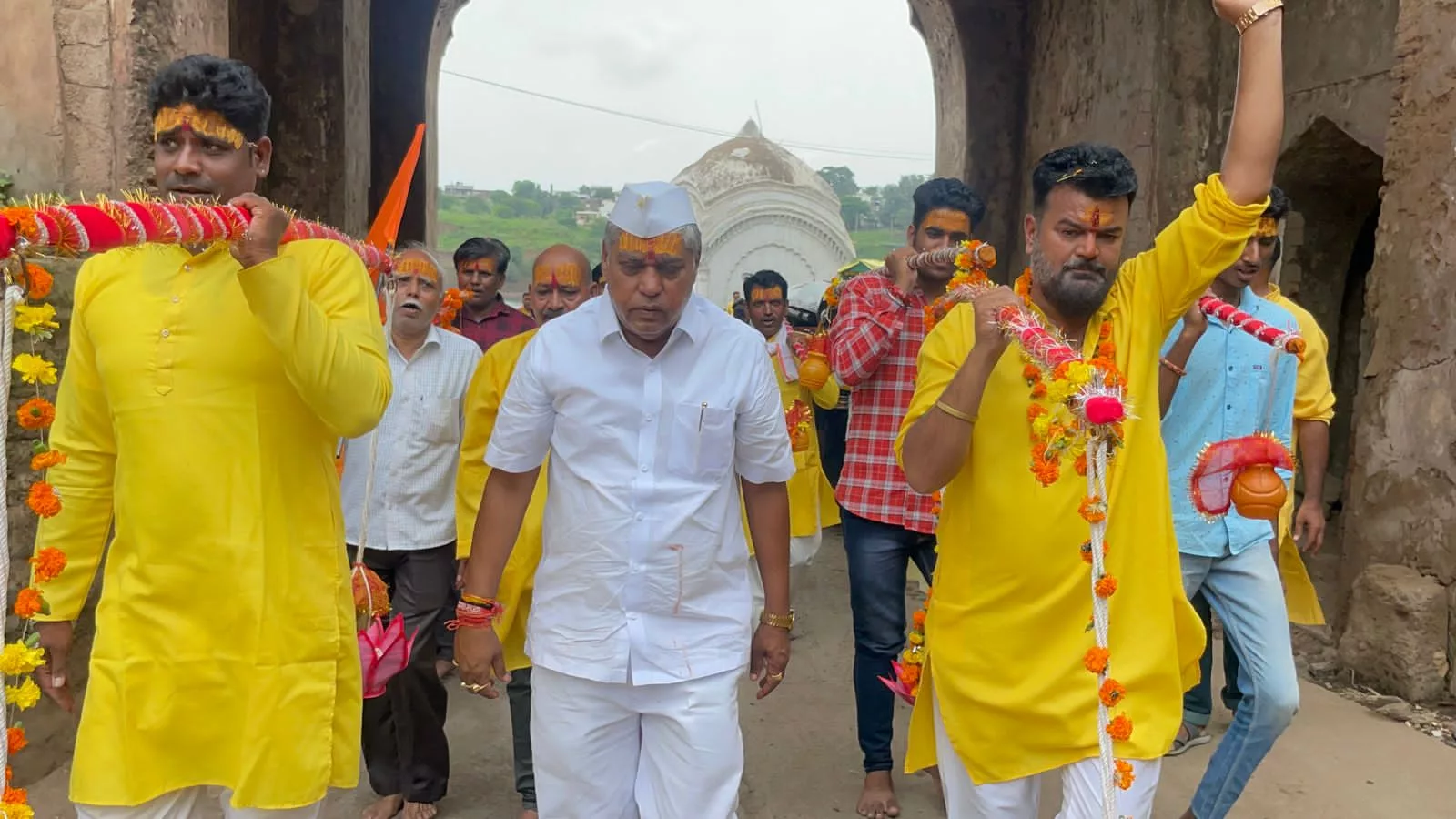 ताप्ती नदी के जल से लालबाग के शिव मंदिर में होगा जलाभिषेक, कावड़ यात्रा में शामिल हुए पूर्व निगम अध्यक्ष मनोज तारवाला | New India Times