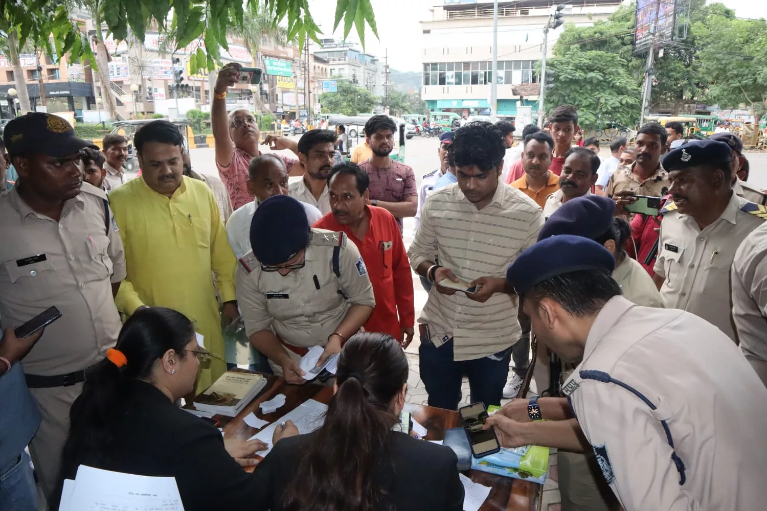 शहर में सुगम यातायात व्यवस्था बनाने तथा यातायात नियमों का पालन न करने वाले वाहन चालकों पर मजिस्ट्रेट चेकिंग में की गई चालानी कार्यवाही | New India Times