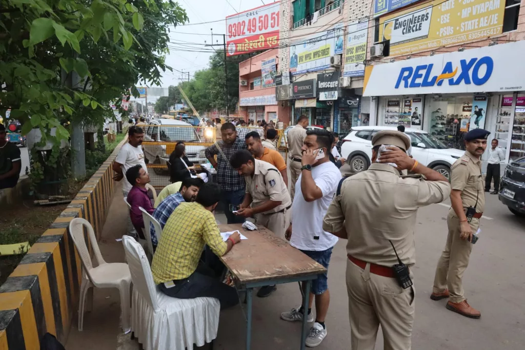 शहर में सुगम यातायात व्यवस्था बनाने तथा यातायात नियमों का पालन न करने वाले वाहन चालकों पर मजिस्ट्रेट चेकिंग में की गई चालानी कार्यवाही | New India Times