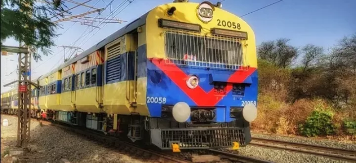 आए दिन डेमू ट्रेन का इंजन खराब होने से इंदौर जाने वाले यात्री हो रहे हैं नाराज़ | New India Times