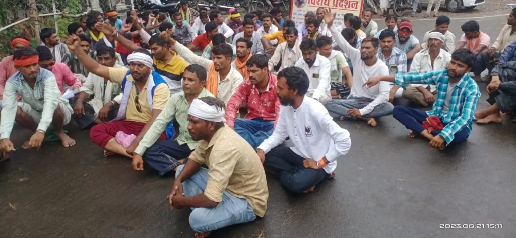 मेघनगर के मज़दूरों ने पैदल कलेक्टर कार्यालय पहुंचकर किया विरोध प्रदर्शन | New India Times