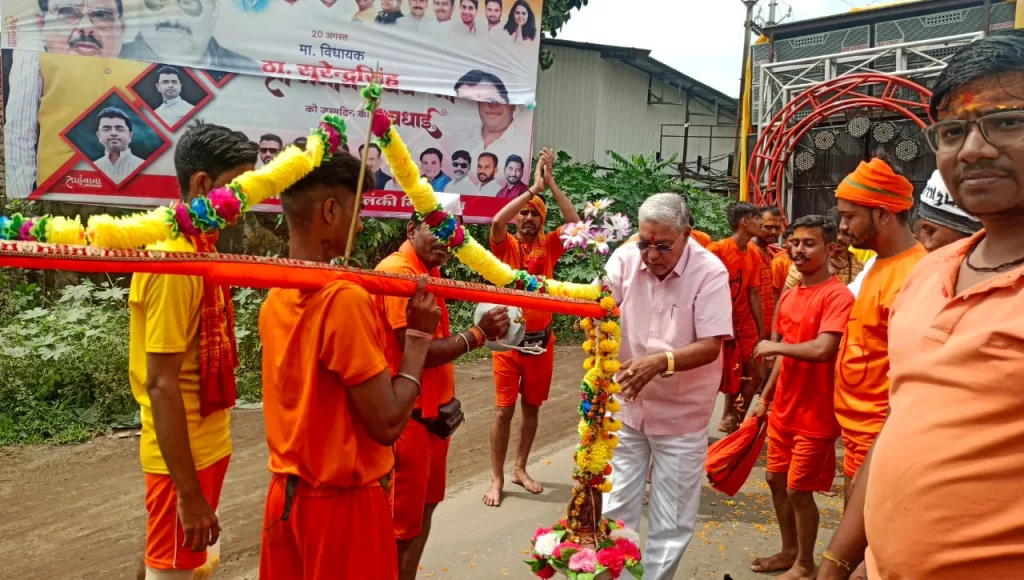 पूर्व निगम अध्यक्ष मनोज तारवाला ने कावड़ यात्रा का पुष्प वर्षा से किया स्वागत | New India Times