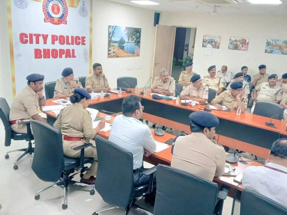 आगामी त्यौहारों एवं विधानसभा चुनाव के मद्देनजर पुलिस आयुक्त ने सभी थाना प्रभारियों के साथ की बैठक | New India Times