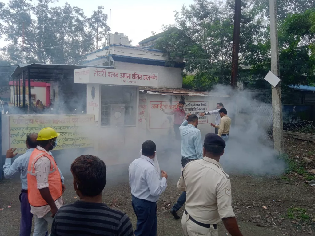 सामुदायिक स्वास्थ्य केंद्र ही नहीं है स्वस्थ, प्रवेश द्वारा पर ही दिख रहा है गंदगी का साम्राज्य | New India Times