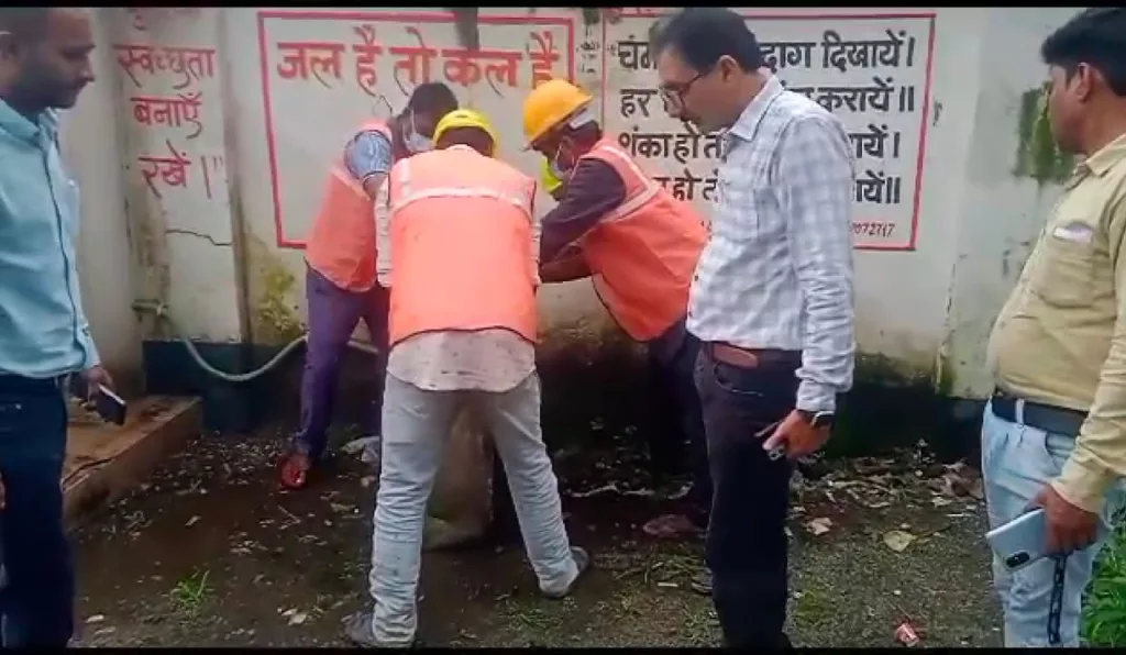 सामुदायिक स्वास्थ्य केंद्र ही नहीं है स्वस्थ, प्रवेश द्वारा पर ही दिख रहा है गंदगी का साम्राज्य | New India Times