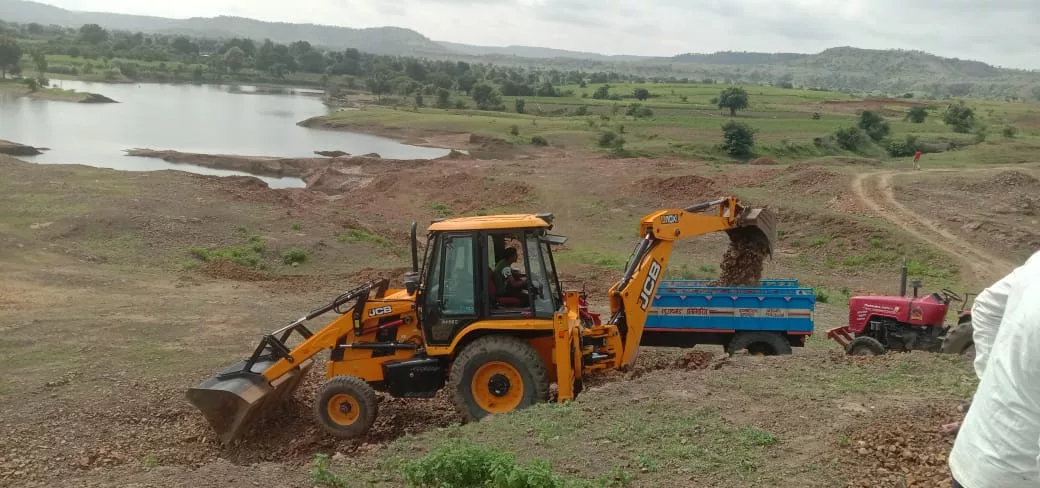 बुरहानपुर के ग्राम इच्छापुर में कई महीनों से मुरूम का चल रहा है अवैध उत्खनन, खनिज विभाग को लग रहा है लाखों का चुना | New India Times