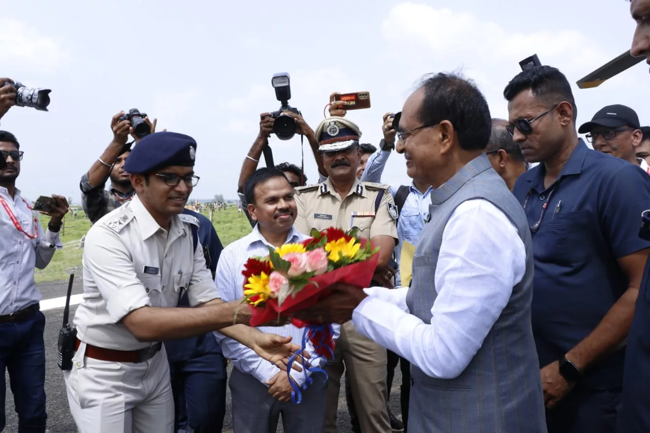 मुख्यमंत्री शिवराज सिंह चौहान के झाबुआ हेलीपेड आगमन पर प्रशासनिक अधिकारियों द्वारा किया गया स्वागत | New India Times