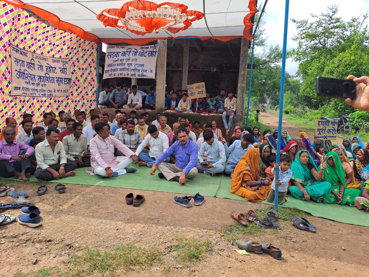 ग्रामीणों ने शुरू किया आमरण अनशन, रोड़ नहीं तो वोट नहीं लगाए जमकर नारे | New India Times