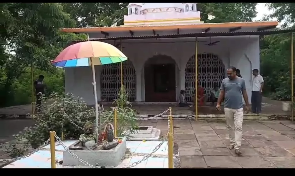बालाजी मंदिर में चोरी, छत्र मुकुट सहित अन्य सामान ले उड़े चोर | New India Times