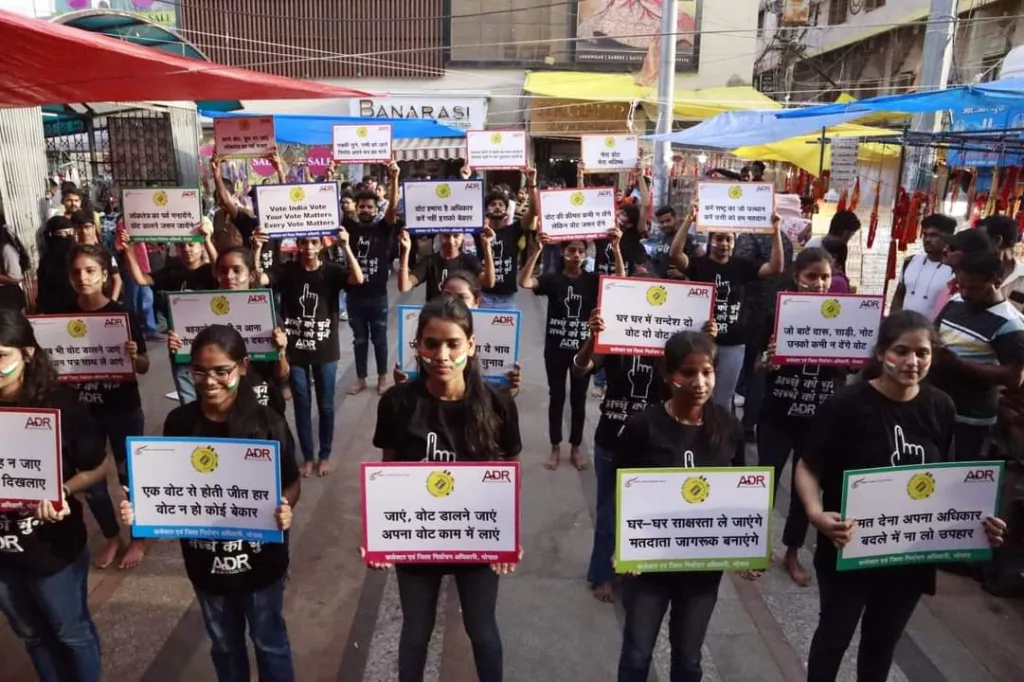 युवाओं ने फ्लैश मोब के माध्यम से किया मतदान के प्रति जागरूक | New India Times
