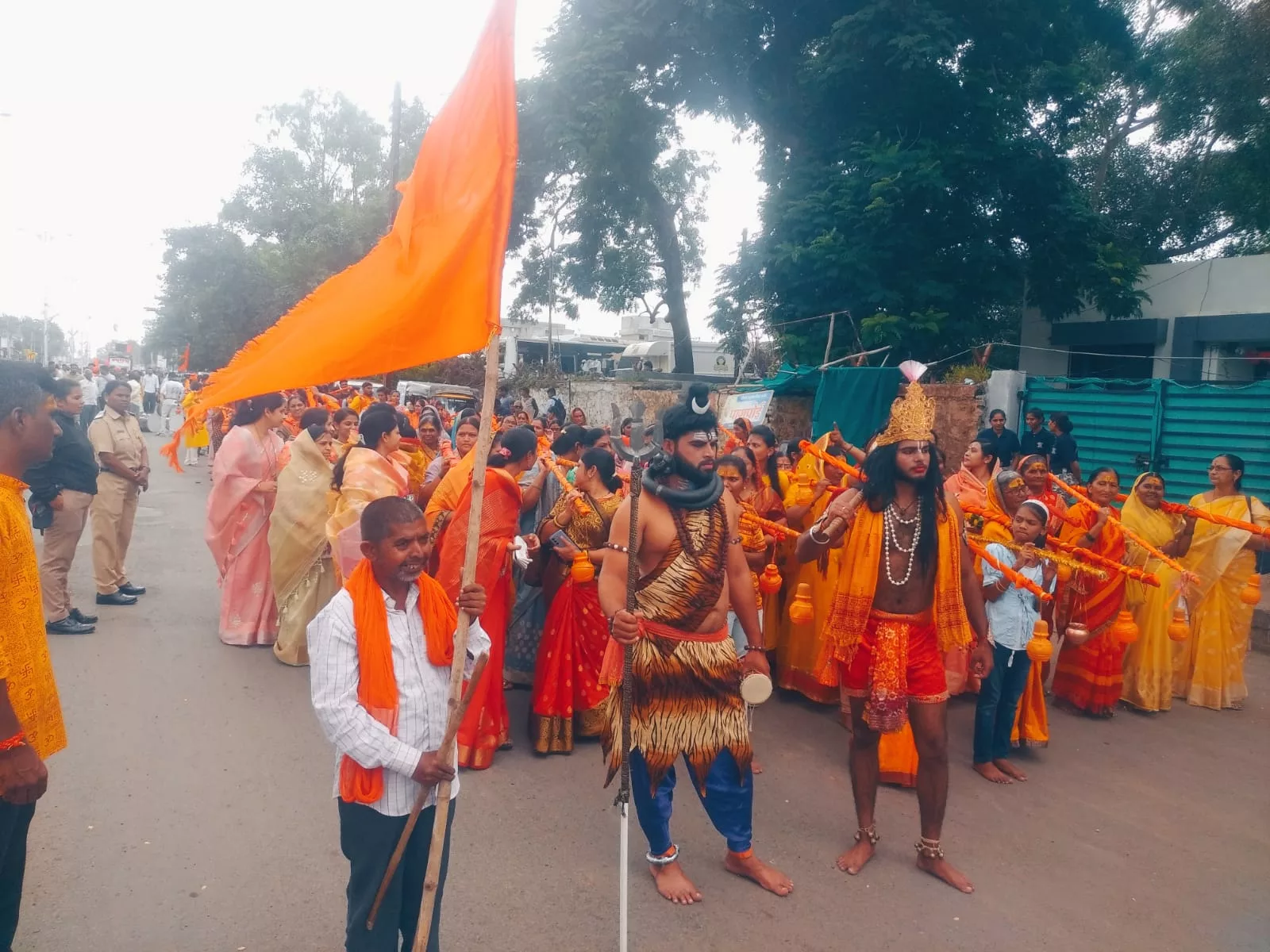 जामनेर में कावड़ यात्रा का हुआ आयोजन, भाजपा नेता गिरीश महाजन ने की शिरकत, सोनेश्वर महादेव मंदिर में लगा भक्तों का तांता | New India Times