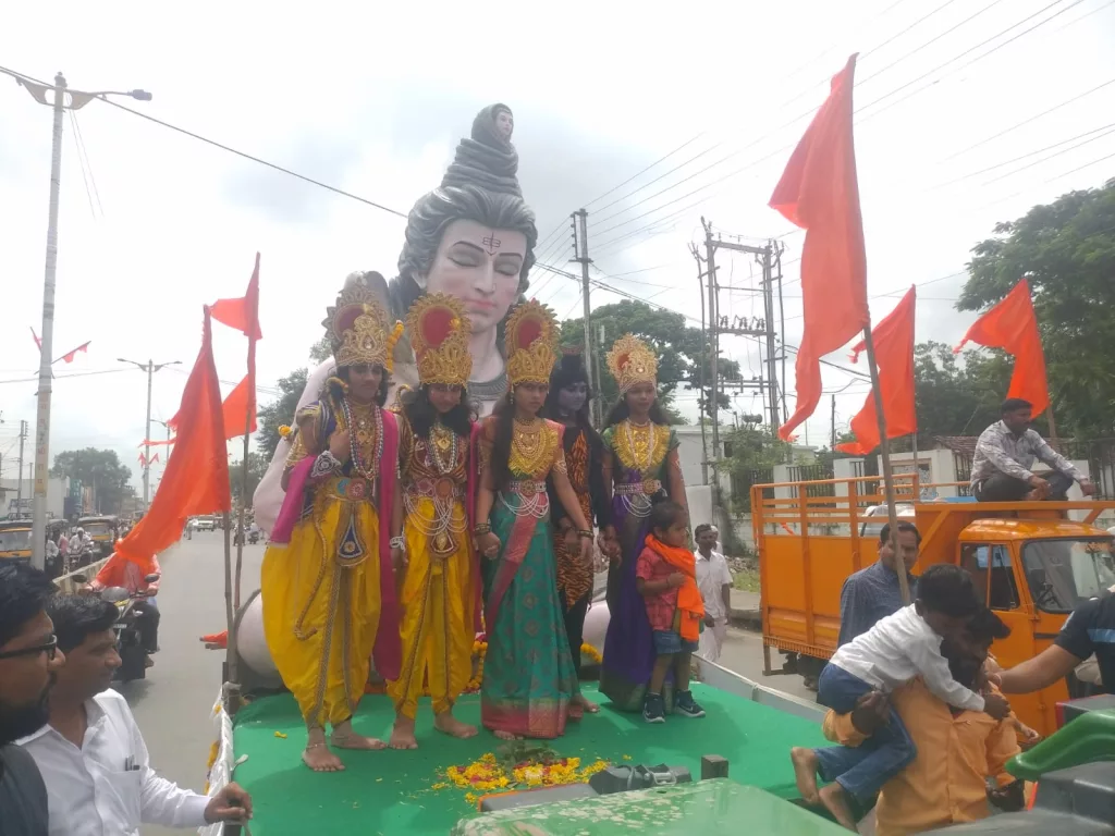 जामनेर में कावड़ यात्रा का हुआ आयोजन, भाजपा नेता गिरीश महाजन ने की शिरकत, सोनेश्वर महादेव मंदिर में लगा भक्तों का तांता | New India Times