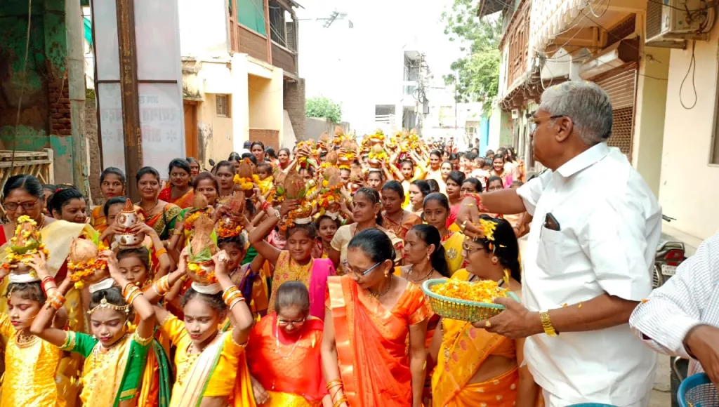 श्री जिव्हेश्वर भगवान की "भव्य प्राण प्रतिष्ठा समारोह/शोभा यात्रा (कलश यात्रा) में शामिल हुए पूर्व निगम अध्यक्ष मनोज तारवाला, की पुष्प वर्षा | New India Times