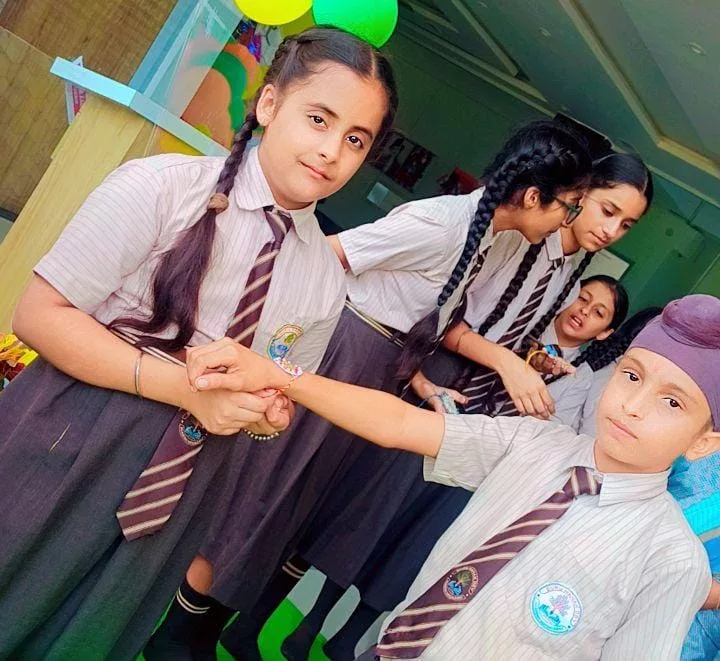 स्कूली बच्चों ने राखी बांधकर मनाया रक्षाबंधन का त्योहार, <br>राखी का त्योहार है, हर तरफ खुशियों की बौछार है, बंधा एक धागे में, भाई बहन का अटूट प्यार है | New India Times