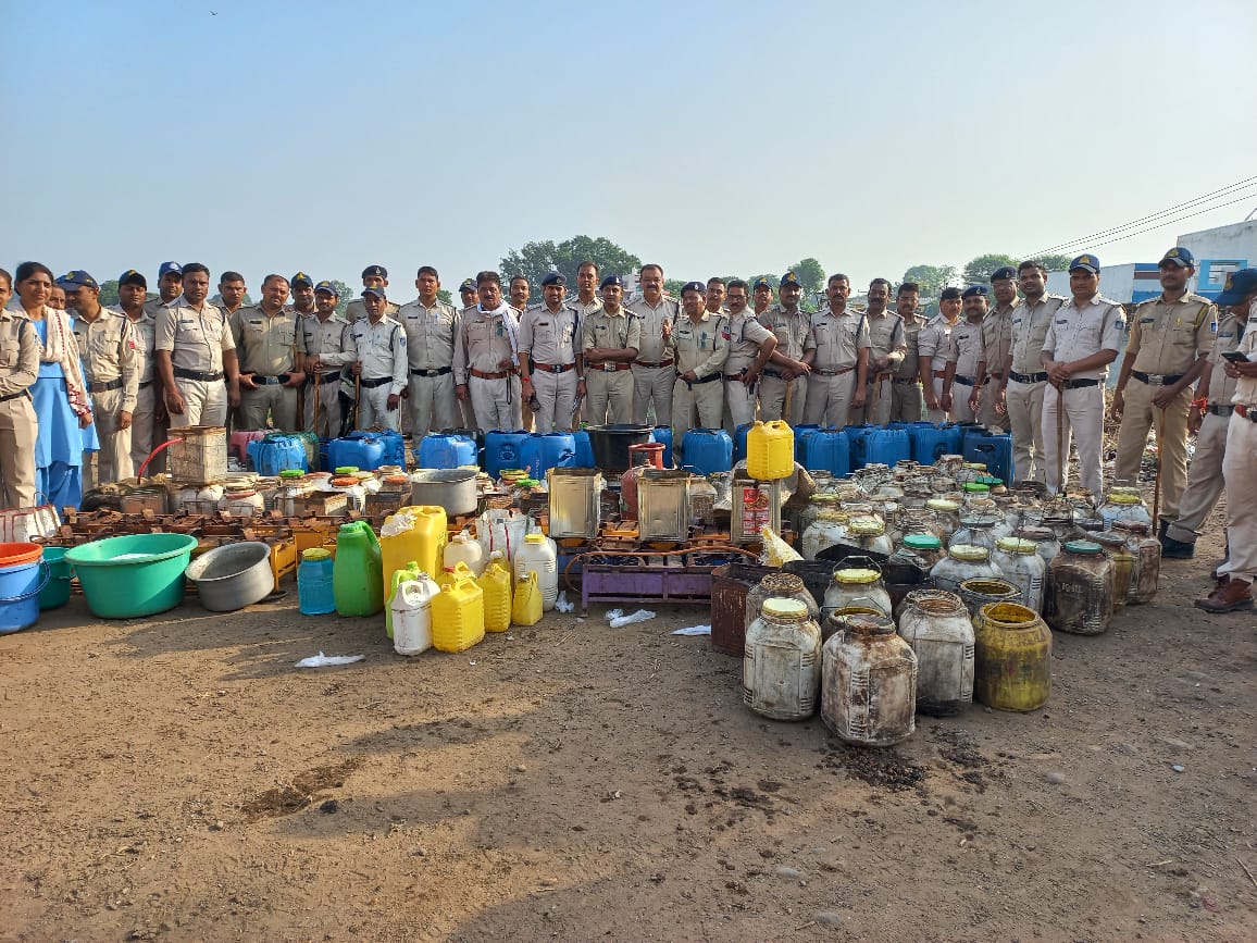 पुलिस ने अवैध शराब निर्माण के विरुद्ध की बड़ी कार्यवाही, शिकारपुरा थाना क्षेत्र के अंतर्गत बलवाड़ टेकरी पर अवैध शराब निर्माण के ठिकानों पर 60 पुलिस अधिकारी/कर्मचारियों ने दबिश देकर 11 लाख का महुआ किया नष्ट | New India Times