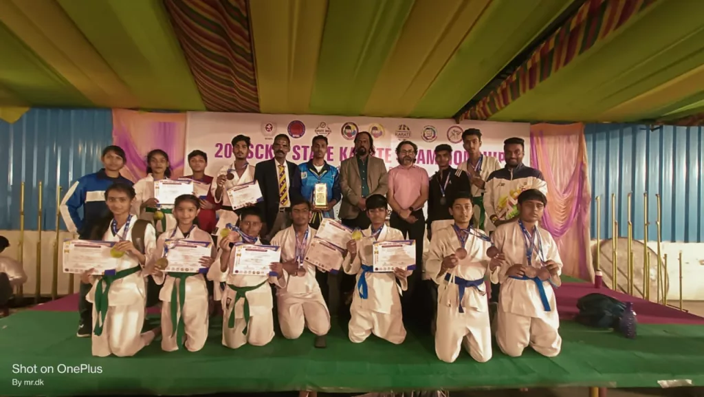 कराटे प्रतियोगिता में 10 पदक जीतकर एक्सीलेंट अकेडमी के विद्यार्थियों ने बड़नगर का नाम किया रोशन | New India Times