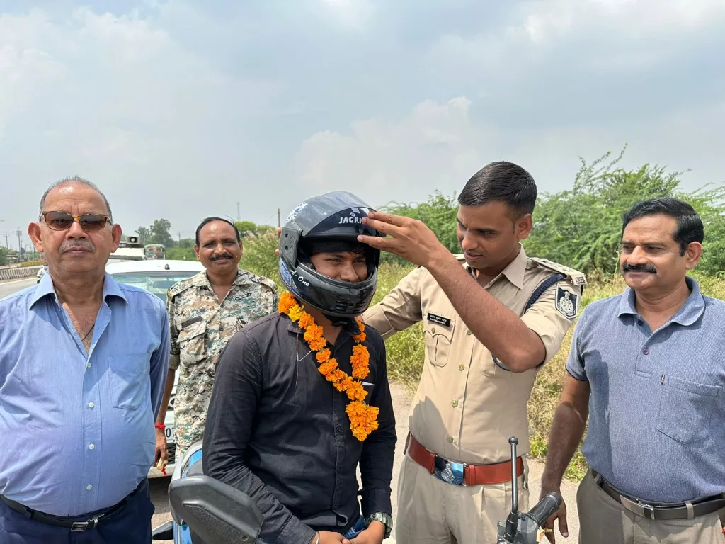 ग्वालियर पुलिस ने हाईवे पे मनाया शिक्षक दिवस, बिना हेलमेट के चल रहे शिक्षकों को डोनेट की हेलमेट | New India Times