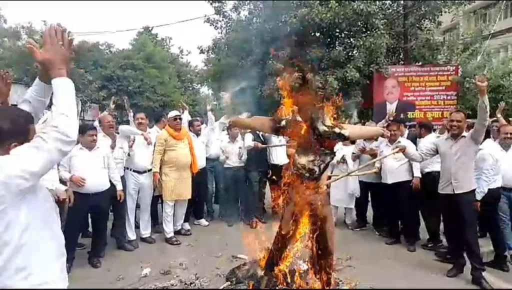 हापुड़ में अधिवक्ताओं के ऊपर हुआ लाठी चार्ज, प्रदेश के अधिवक्ताओं में रोष | New India Times