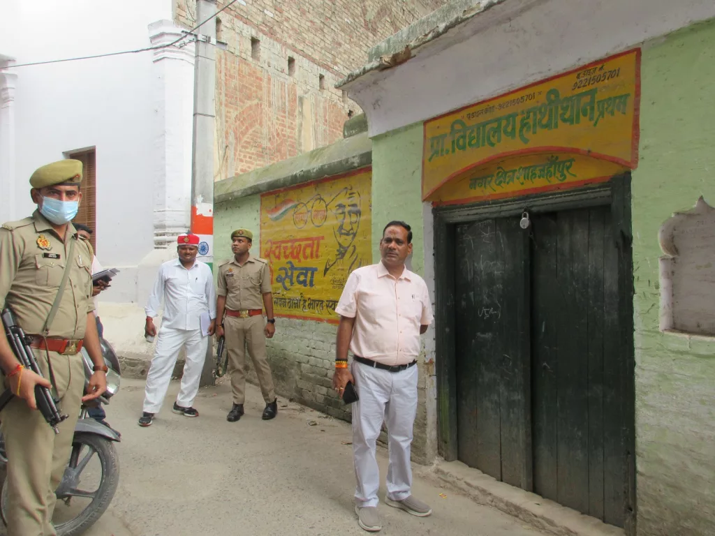 औचक निरीक्षण के दौरान प्राथमिक विद्यालय हाथीथान प्रथम में ताला बंद मिलने पर डीएम ने समस्त तैनता स्टाफ के विरूद्ध कार्यवाही के दिये निर्देश 2 औचक निरीक्षण के दौरान प्राथमिक विद्यालय हाथीथान प्रथम में ताला बंद मिलने पर डीएम ने समस्त तैनता स्टाफ के विरूद्ध कार्यवाही के दिये निर्देश | New India Times