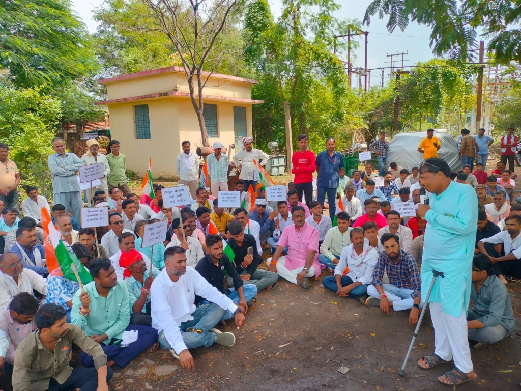 प्रदेश में विद्युत कटौती एवं यूरिया संकट को लेकर कांग्रेस विधायक हर्ष यादव का धरना प्रदर्शन, महामहिम के नाम ज्ञापन सौंपा | New India Times