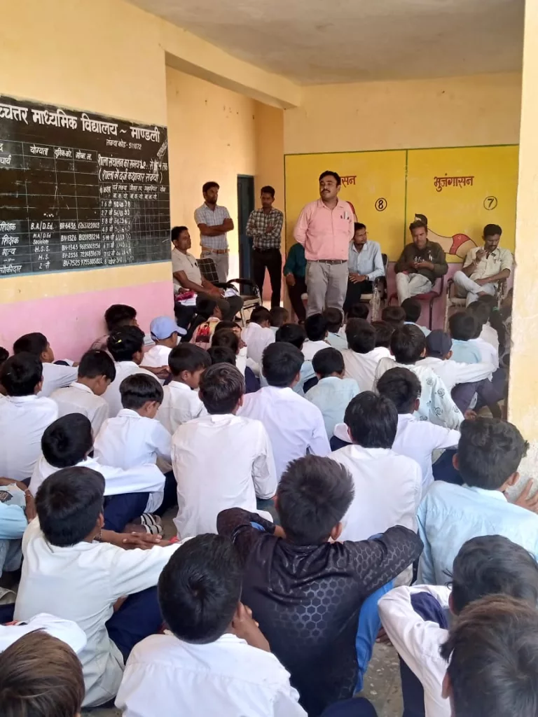 विद्यार्थियों ने शिक्षकों को क़लम भेंट कर लिया आशिर्वाद | New India Times