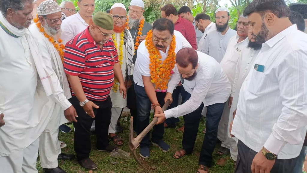 बुरहानपुर में क़दमे रसूल ईदगाह कब्रस्तान की बाउंड्री वाल के लिए विधायक शेरा भैया ने कुदाली लगाई, एमएलए फंड से उन्होंने स्वीकृत किया है 10 लाख रुपए 2 बुरहानपुर में क़दमे रसूल ईदगाह कब्रस्तान की बाउंड्री वाल के लिए विधायक शेरा भैया ने कुदाली लगाई, एमएलए फंड से उन्होंने स्वीकृत किया है 10 लाख रुपए | New India Times