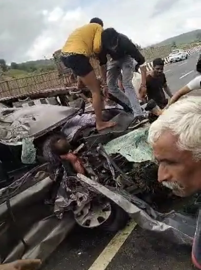 कार और ट्रक में हुई भीषण टक्कर, ग्वालियर के एक ही परिवार के तीन सदस्यों की मौके पर मौत | New India Times