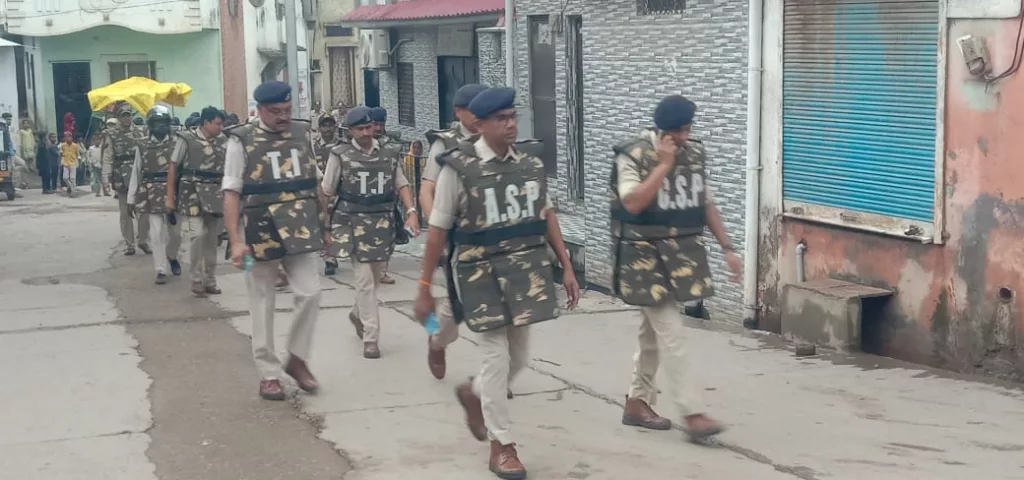 आगामी त्यौहारों एवं चुनाव के मद्देनज़र पुलिस प्रशासन ने किया फ़्लैग मार्च | New India Times