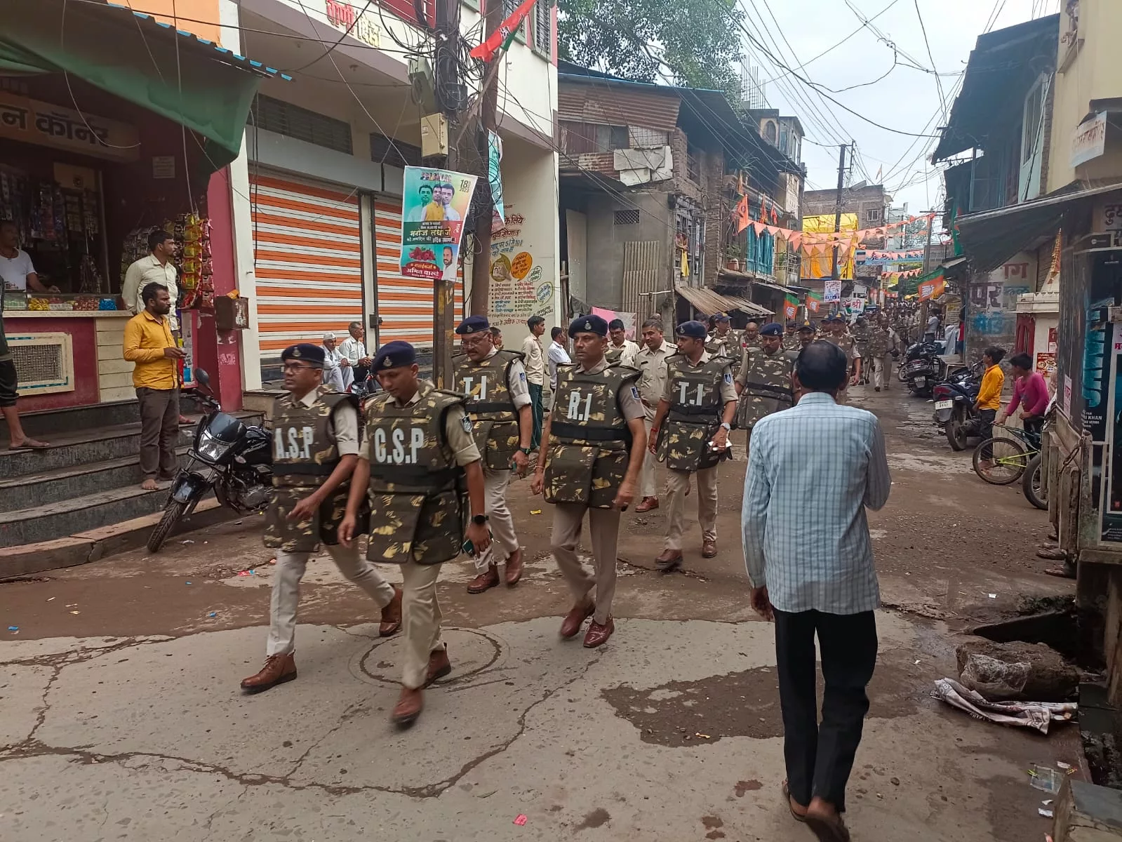 आगामी त्यौहारों एवं चुनाव के मद्देनज़र पुलिस प्रशासन ने किया फ़्लैग मार्च | New India Times