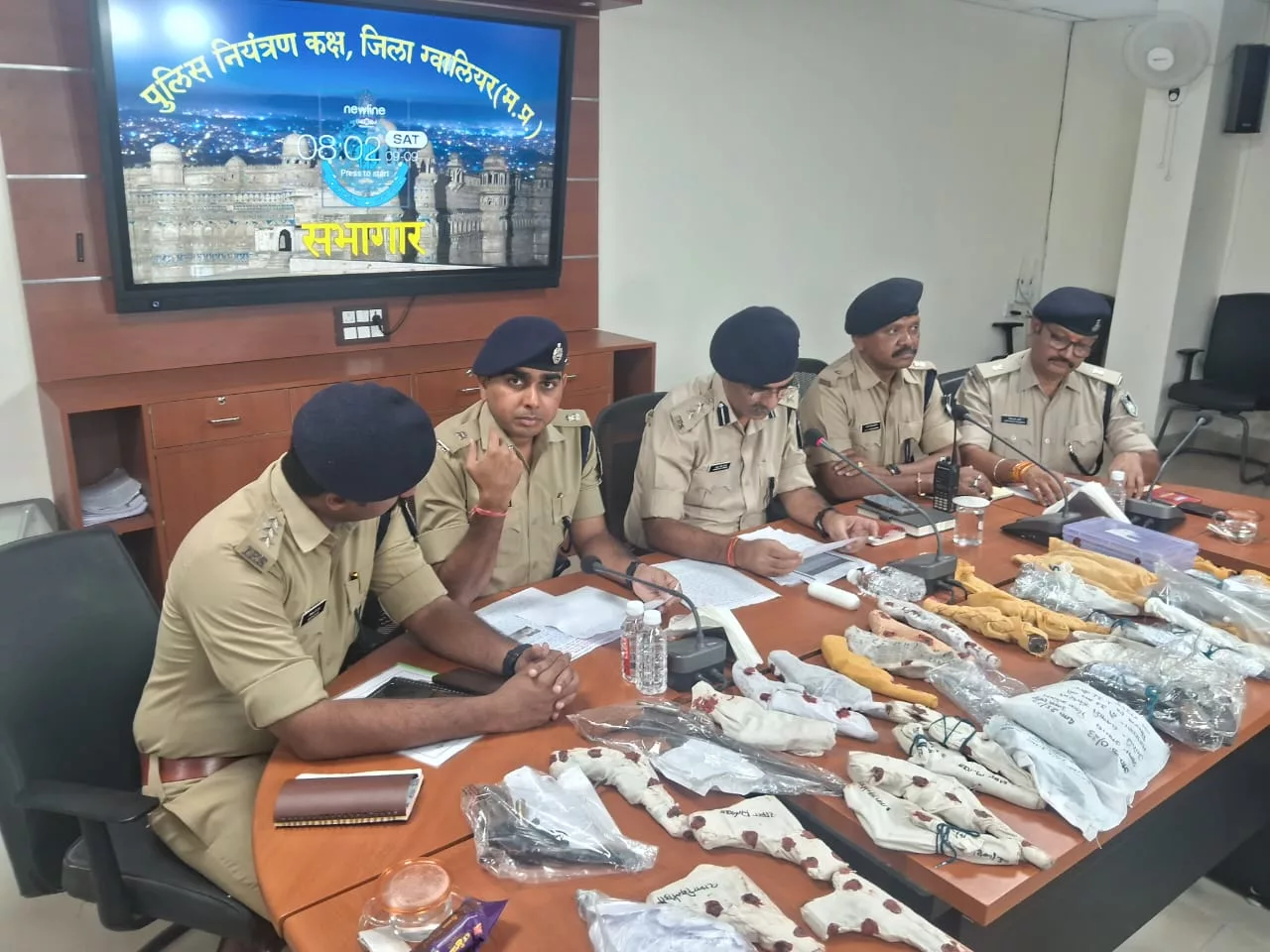 ग्वालियर पुलिस ने अवैध हथियार रखकर रंगदारी दिखाने वाले सैकड़ों बदमाशों को चिन्हित कर लगभग 48 अवैध हथियार किए बरामद | New India Times