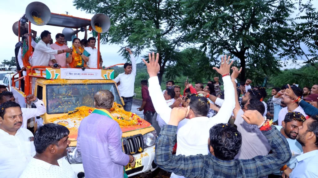 जन आशीर्वाद यात्रा और अर्चना दीदी का ज़ोरदार बारिश और पुष्प वर्षा से हुआ स्वागत | New India Times