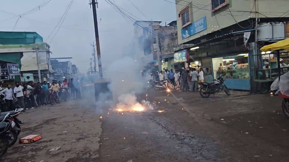 स्कूल प्रबंधन कमेटी के चेयरमैन बने खालिद शेख, समर्थकों द्वारा पटाखे जलाकर मनाया गया जश्न | New India Times