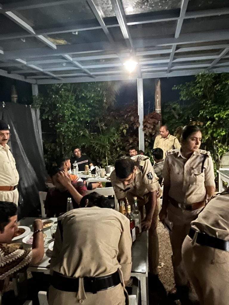 भोपाल में देर रात तक रेस्टोरेंट बार एवं बिना लायसेंस के मदिरा परोसने वाले होटलों पर आबकारी विभाग ने की कार्यवाही | New India Times