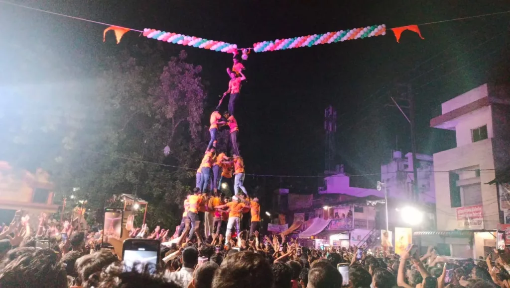 लालबाग में संपन्न हुई दहीहंडी, स्पर्धा में विजेता टीम को भाजपा नेता एवं पूर्व निगम अध्यक्ष श्री मनोज तारवाला ने किया पुरस्कृत 2 लालबाग में संपन्न हुई दहीहंडी, स्पर्धा में विजेता टीम को भाजपा नेता एवं पूर्व निगम अध्यक्ष श्री मनोज तारवाला ने किया पुरस्कृत | New India Times