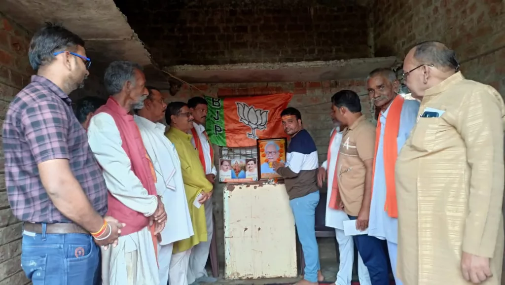 स्वर्गीय डॉक्टर परशुराम साहु की याद में मरीजों को फल किया गया वितरण 3 स्वर्गीय डॉक्टर परशुराम साहु की याद में मरीजों को फल किया गया वितरण | New India Times