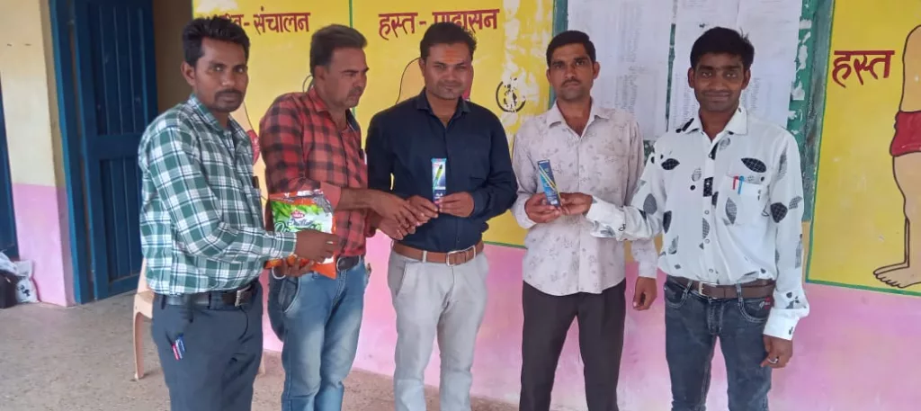 बच्चों को चॉकलेट वितरित कर व शिक्षकों को कलम भेंटकर कर किया सम्मानित 2 बच्चों को चॉकलेट वितरित कर व शिक्षकों को कलम भेंटकर कर किया सम्मानित | New India Times