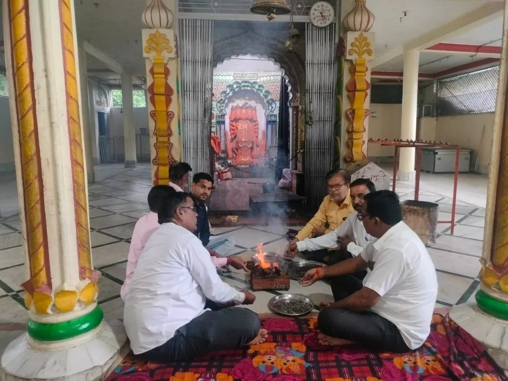 पटवारी संघ ने मध्य प्रदेश के मुख्यमंत्री शिवराज सिंह चौहान के सद्बुद्धि के लिए हवन कर किया ज्ञापन अर्पित 2 पटवारी संघ ने मध्य प्रदेश के मुख्यमंत्री शिवराज सिंह चौहान के सद्बुद्धि के लिए हवन कर किया ज्ञापन अर्पित | New India Times