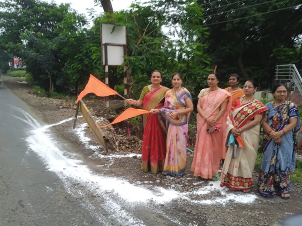 शिकारपुरा थाना के पास हाइवे की पुलिया बही, बड़ी दुर्घटना का बना अंदेशा, महिला कांग्रेस द्वारा वाहनों को दिखाया गया रास्ता 2 शिकारपुरा थाना के पास हाइवे की पुलिया बही, बड़ी दुर्घटना का बना अंदेशा, महिला कांग्रेस द्वारा वाहनों को दिखाया गया रास्ता | New India Times