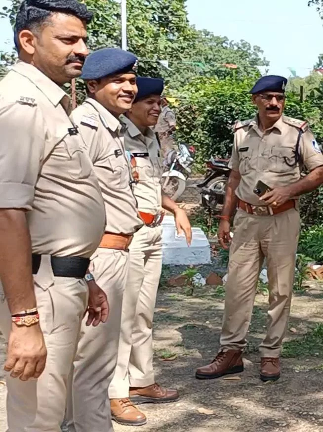 घर में घुसकर चोरी को अंजाम देने वाले चोरों को पुलिस ने किया गिरफ्तार, सुनार भी बना आरोपी, लाखों का माल किया गया बरामद 2