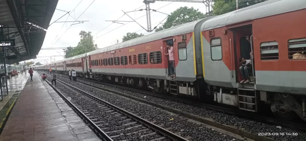 मूसलाधार बारिश के कारण पटरी पर गिरे पत्थरों की वजह से ट्रेन का इंजन पटरी से उतरा 2 मूसलाधार बारिश के कारण पटरी पर गिरे पत्थरों की वजह से ट्रेन का इंजन पटरी से उतरा | New India Times