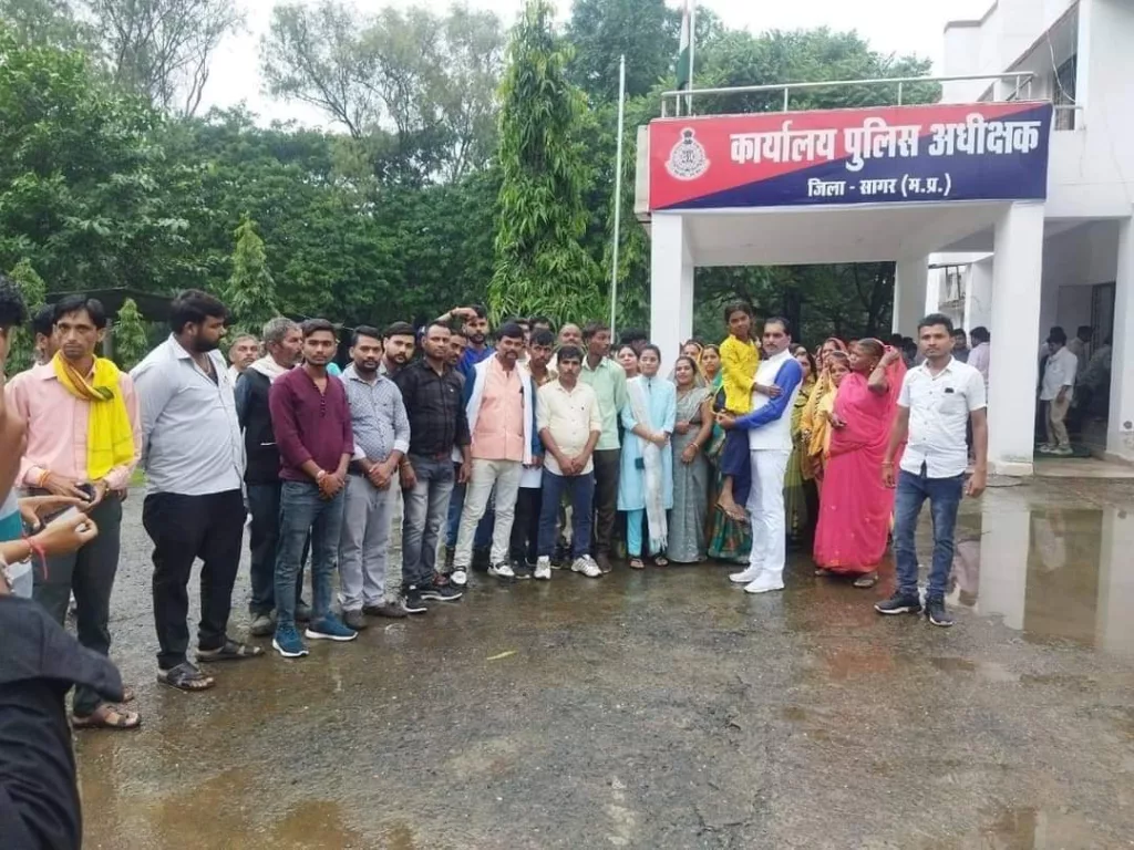 मालथौन में दो दबंग युवकों ने दलित वर्ग की नाबालिक लड़की को जातिगत अपमानित कर की मारपीट 2
