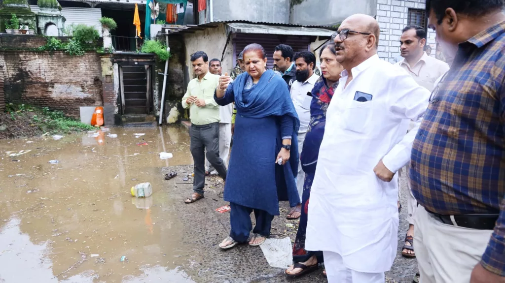 पूर्व मंत्री अर्चना चिटनिस, महापौर बुरहानपुर ने बाढ़ प्रभावित क्षेत्रों का दौरा कर पीड़ितों से की मुलाक़ात | New India Times