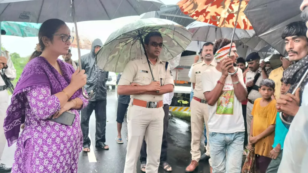 क्षेत्र में लगातार हो रही तेज बारिश के चलते तालाब फूटने से आठ ग्रामीण बह गए दो शव बरामद 2 क्षेत्र में लगातार हो रही तेज बारिश के चलते तालाब फूटने से आठ ग्रामीण बह गए दो शव बरामद | New India Times