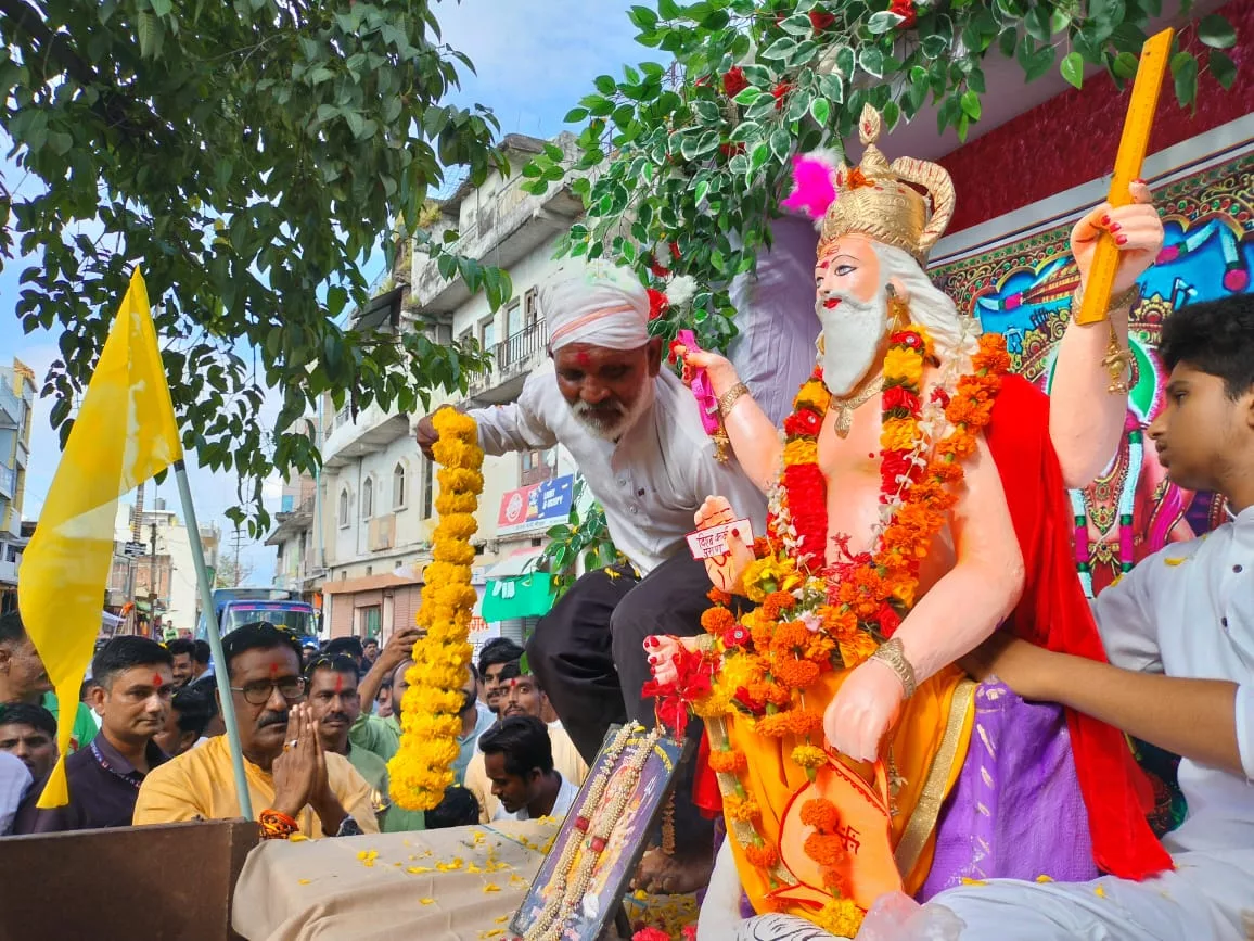 धूम-धाम के साथ निकाली गई भगवान विश्वकर्मा की शोभायात्रा, विधायक ने बरसाए फूल | New India Times