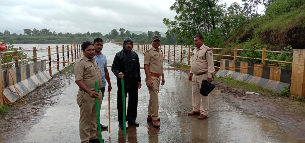 ताप्ती में बाढ़ के हालात में पुलिस और होमगार्ड की रेस्क्यू टीमों ने निचली बस्ती के निवासियों की जान माल की रक्षा में देश भक्ति और जन सेवा के नारे को चरितार्थ कर निभाई महत्वपूर्ण भूमिका | New India Times