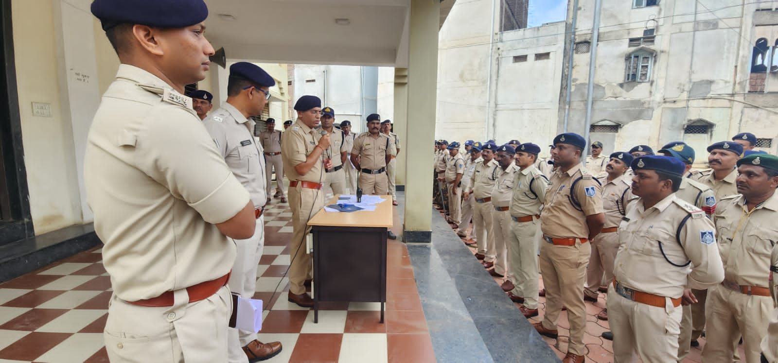 गणपति स्थापना पर्व की दो दिन की व्यवस्था ड्यूटी हेतु पुलिस फोर्स तैयार, कंट्रोल रूम से पुलिस कप्तान ने पुलिस कर्मियों को ड्यूटी हेतु किया रवाना | New India Times