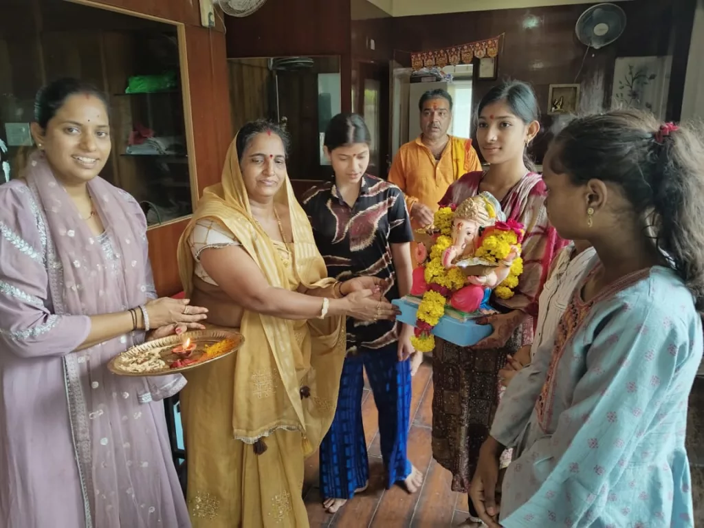लोकप्रिय समाजसेवी श्री जैन के परिवार द्वारा श्री गणेश जी की 600 मूर्तियां की गई वितरित 2