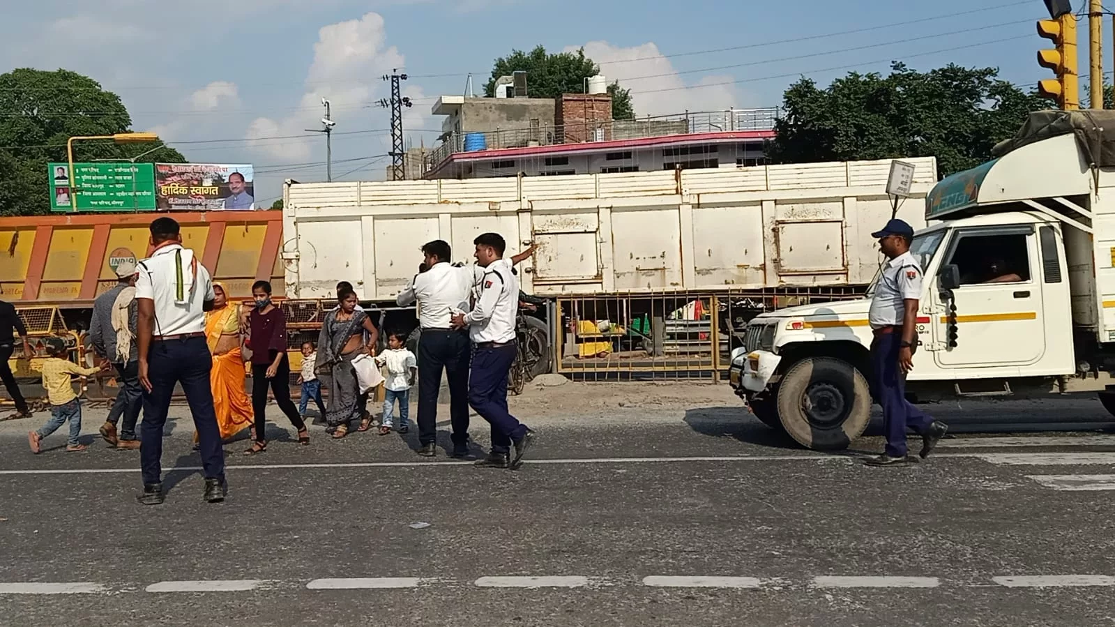यातायात कर्मियों ने खूब बहाया पसीना, नहीं होने दी कोई दुर्घटना | New India Times